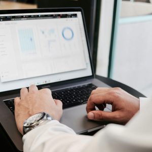 Home escribindo nun portátil.